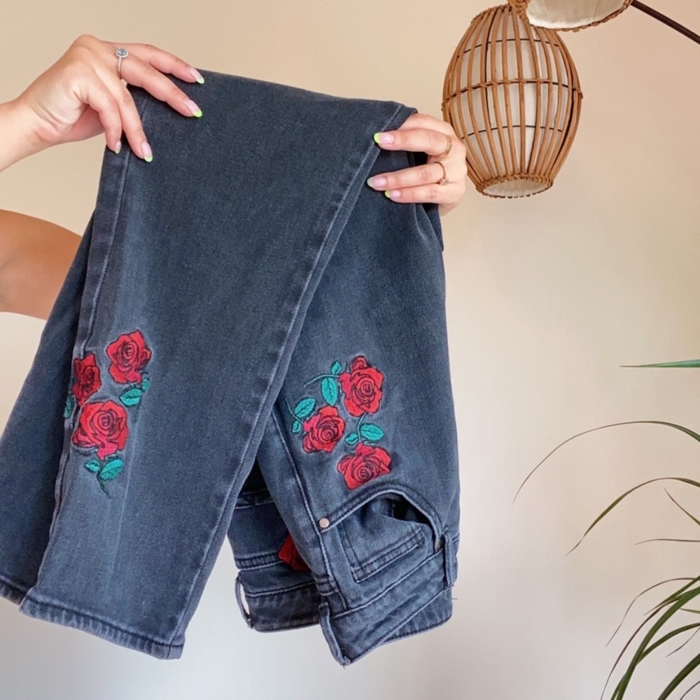 PACSUN size 25 black mom jeans with roses